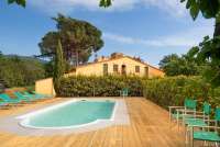 Bildet viser feriebolig med privat basseng i landsby ved kysten i Toscana.