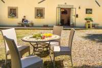 Bildet viser feriebolig med restaurant i hjertet av Toscana.