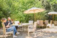 Bildet viser uteplass til ferieleiligheter i villa i Toscana.