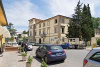 Bildet viser typisk toskansk landsby i Toscana.