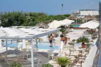 Bildet viser restaurant på stranda i badebyen Tirrenia like sør for Pisa.