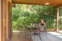 Bildet viser terrasse med bord og stoler ved inngangen til feriehuset Villa Vista nært Pisa og Lucca i Toscana.