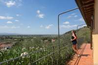 Bildet viser terrasse i feriehuset Villa Vista nært Middelhavskysten i Toscana.