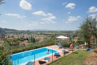 Bildet viser basseng med utsikt i feriehuset Villa Vista ved Pisa.