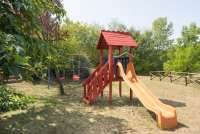 Bildet viser lekeplass på familievennlig vingård i Toscana.