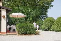 Bildet viser barnefamilie på vingård i hjertet av Toscana.