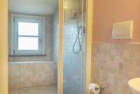 Bildet viser bad i ferieleilighet på vingård med gratis vinsmaking i Toscana.