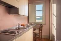 Bildet viser kjøkkenet i leiligheten Helanthius på vingård ved Pisa.