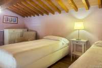 Bildet viser senger på hems i ferieleiligheten Sangiovese på vingård i Toscana.