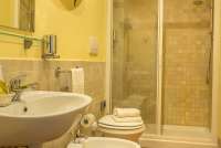 Bilde viser bad med god standard på gårdshotell ved Pisa i Toscana.