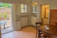 Bildet viser spisebord på kjøkken i feriebolig på vingård ved Pisa.