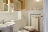 Bildet viser bad i feriehus på vingård mellom Pisa og Firenze.