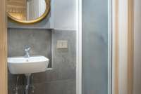 Bildet viser bad i feriehus på vingård ved Pisa i Italia.