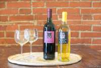 Bildet viser vinflasker på vingård i Toscana.