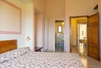 Bildet viser soverom og bad i feriehus ved Pisa.