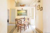 Bildet viser spisestue i feriehus i Toscana.