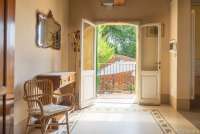 Bildet viser utgang til terrasse i feriebolig på vingård i Toscana.