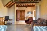 Bildet viser stue med sofa i feriehus i Toscana.