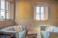 Bildet viser stue og veggmalerier i feriebolig ved Pisa.