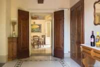 Bildet viser spisestue i feriehus på vingård i Toscana.