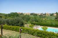 Bildet viser feriehus med basseng og utsikt nært Pisa.