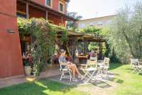 Bildet viser spisested utenfor feriehus i Toscana.