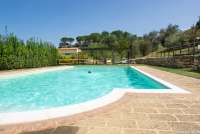 Bildet viser barn i basseng på feriebosted i Toscana.