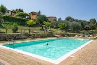 Bildet viser basseng med ferieleiligheter i Toscana.