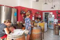 Bildet viser vinbar i landsby ved Pisa i Italia.