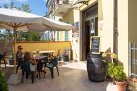 Bildet viser spisested i landsby ved kysten i Toscana.