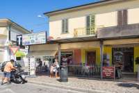 Bildet viser handlegate i landsby ved kysten i Toscana.