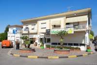 Bildet viser spisested i landsby ved kysten i Toscana.