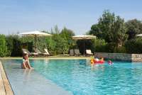 Bildet viser barn som leker i basseng på feriebosted ved Pisa i Toscana.