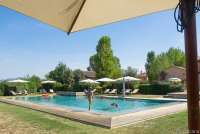 Bildet viser basseng på feriebosted ved Pisa og Lucca i Toscana.