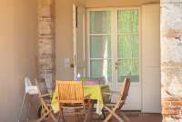 Bildet viser terrasse utenfor ferieleilighet i Toscana.