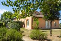 Bildet viser ferieleilighet med hage nært Pisa i Italia.