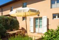 Bildet viser terrasse til feriebolig nært kysten i Toscana.