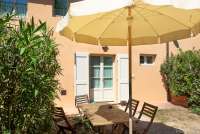 Bildet viser terrasse utenfor ferieleilighet nært Pisa i Italia.