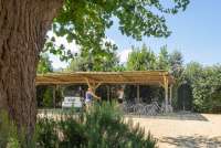 Bildet viser parkeringsplass og sykler på feriebosted ved kysten i Toscana.