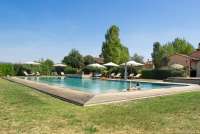 Bildet viser basseng på feriebosted ved Pisa i Toscana.