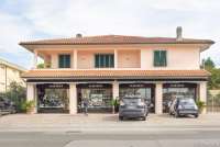 Bildet viser italiensk skobutikk i landsby ved vingård nært Pisa i Toscana.