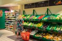 Bildet viser grønnsaker på supermarked nært vingård i Toscana.