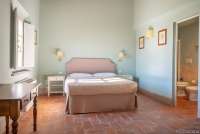 Bildet viser soverom i ferieleilighet på vingård med vinsmaking nært Pisa.