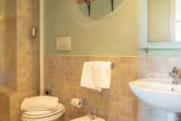 Bildet viser bad i feriehus på vingård med basseng og restaurant i Toscana.