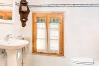 Bildet viser ett av badene i leiligheten Colombaia på vingården Borgo Etruschi, formidlet av SiToscana..