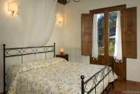 Mano Mano Rota har to soverom. Bildet viser soverom i feriebolig på vingård med basseng og restaurant i Toscana.