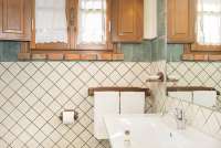 Mano Mano Rota har to bad. Bildet viser bad i feriehus på familievennlig vingård med basseng, midt mellom Pisa og Firenze.