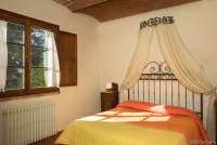 Cecco Bilenco har ett soverom. Bildet viser soverom i feriebolig på vingård med restaurant mellom Pisa og Firenze.