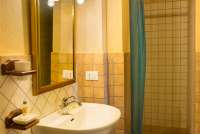 Cecco Bilenco har ett bad. Bildet viser bad i ferieleilighet på vingård med basseng i Toscana.