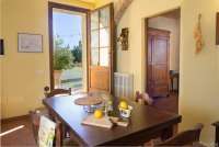 Cecco Bilenco har direkte utgang til egen uteplass. Bildet viser spisebord på kjøkken i feriehus på vingård nært Pisa i Italia.